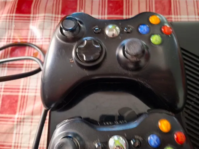 XBOX 360 modelo 2015, bloqueado com jogos no HD e mídia fisica