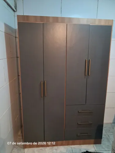 Guarda-roupa de solteiro quatro portas 3 gavetas