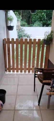 Portão de paletes cercado para animais e crianças 