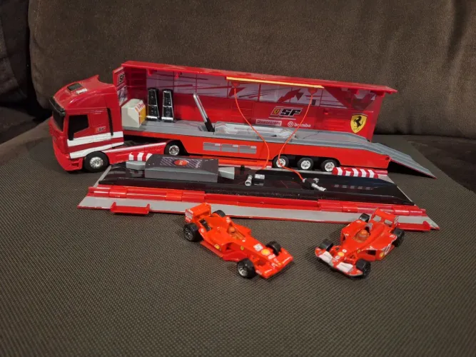 FERRARI TEAM TRUCK HOTWEELS TRANSPORTADOR F1 + 2 FERRARIS F1 HOTWHEELS