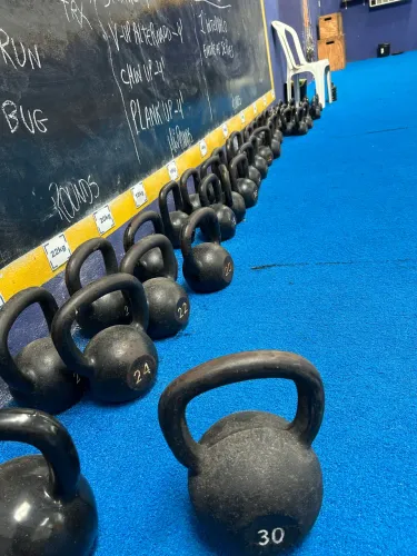 Vende-se Kettlebell pintado, pesos variados