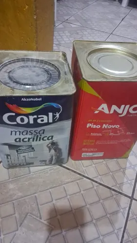 Tinta preto fosco de 18L e uma massa acrílica de 25kg 