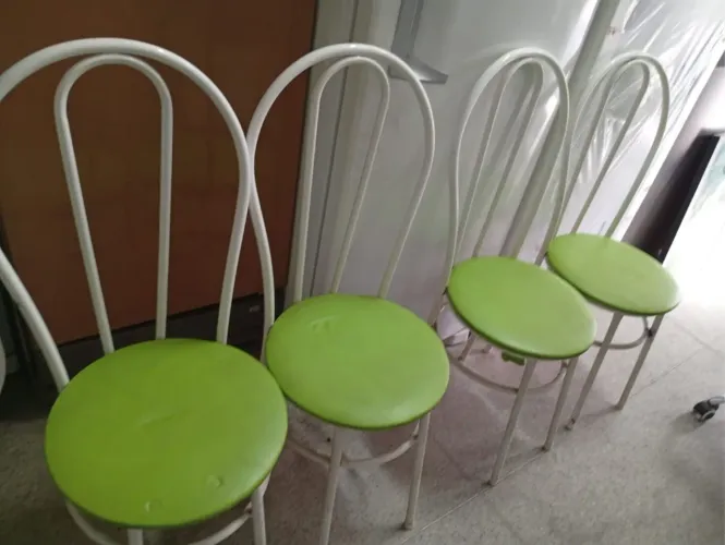 Cadeira tubular em bom estado acento na cor verde. 4 unidades