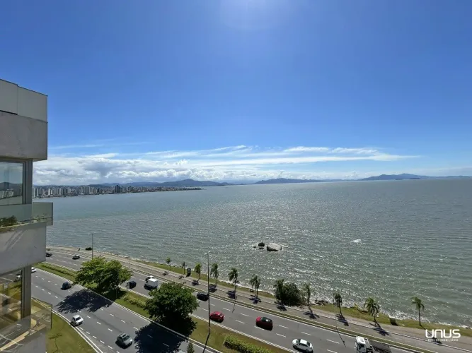 Cobertura duplex com 3 dormitórios sendo 1 suíte no Centro de Florianópolis
