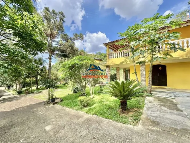 Casa em Condomínio de Alto Padrão em Cotia-SP - 3 quartos, 3 salas, 1 banheiro, 10 vagas d