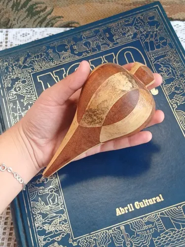 pião de madeira artesanal clássico em marchetaria peça decorativa