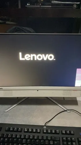 Computador Lenovo IdeaCentre All in One 510 22ASR com defeito na tela, piscando