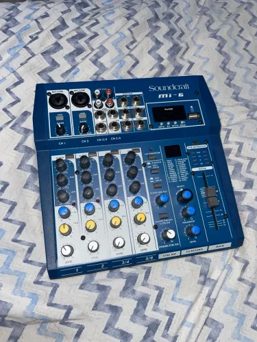 Mesa de Som SoundCraft Mi 6