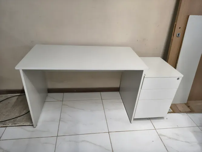 Mesa com graveteiro