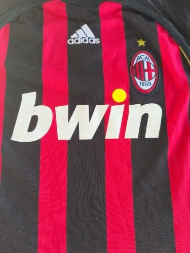 Camisa AC Milan original, tamanho G, conservada, sem marcas de uso aparentes.