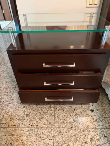 Criado-mudo / Mesa de cabeceira
