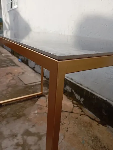 Mesa industrial com tampo de porcelanato