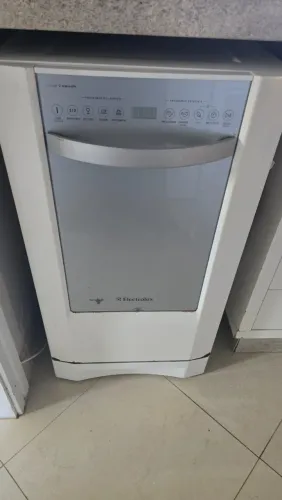 Lava-louças Electrolux, especificamente um modelo de embutir ou de bancada, da linha blue