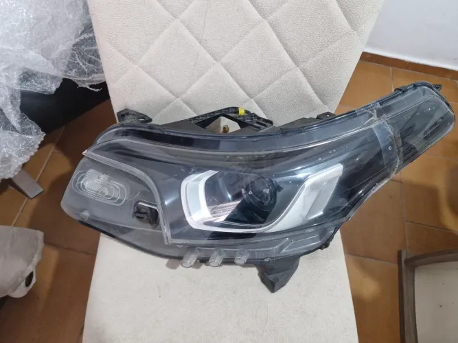 Farol Citroën Aircross, lado motorista, ano 2017, modelo 2018, lente encontra-se trincada