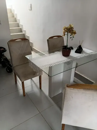 Mesa de vidro com 4 cadeiras