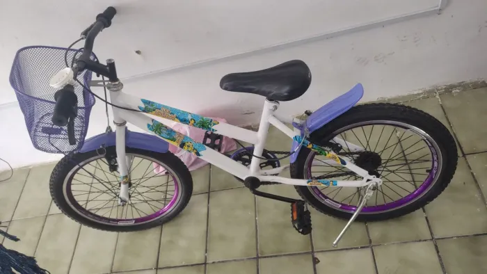 Bicicleta menina criança