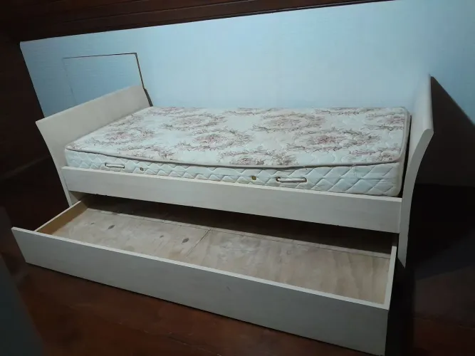 Cama bicama com design tipo recamier sem colchão