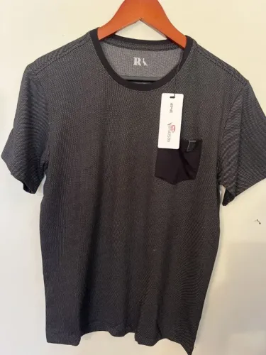 camiseta infantil reserva, tamanho 12+, na cor preta. possui detalhe de bolso na frente. c