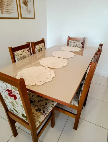 Mesa 6 cadeiras maciças