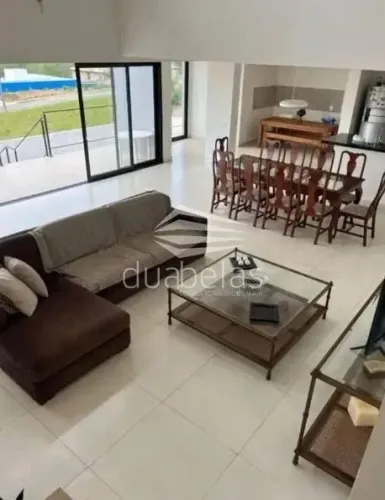 Linda Casa à Venda Condomínio Colinas do Parahyba em São José dos Campos