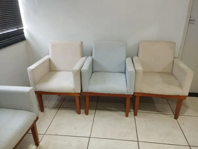 Poltrona cadeira para recepção de escritório.