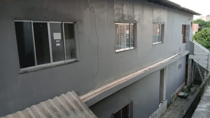 Casa Grande com muitos quartos e banheiros.