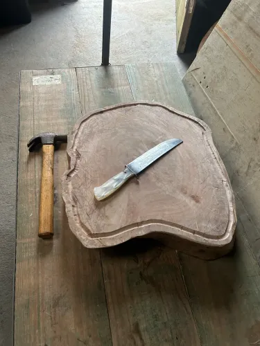 Tábua para churrasco rústica em Ipê.