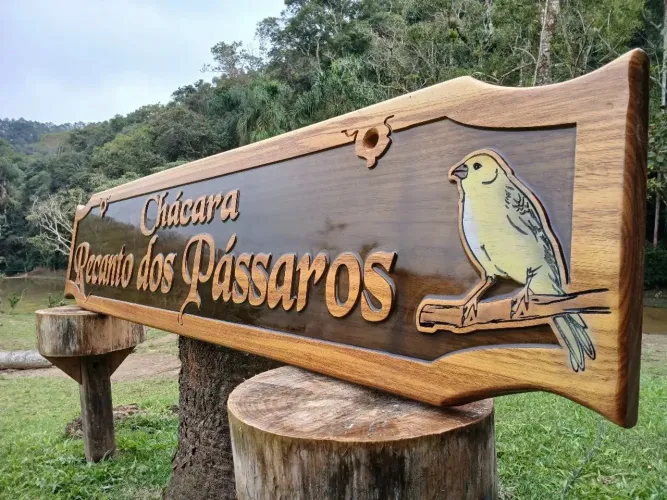 Placas entalhadas para chácara