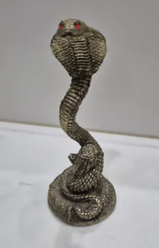 Cobra Naja - Metal Naja tem 8cm de altura, pesa 110 gramas.