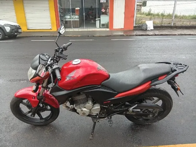 Honda cb300 vermelha