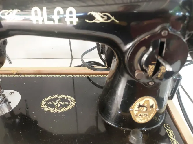 Máquina de costura Alfa