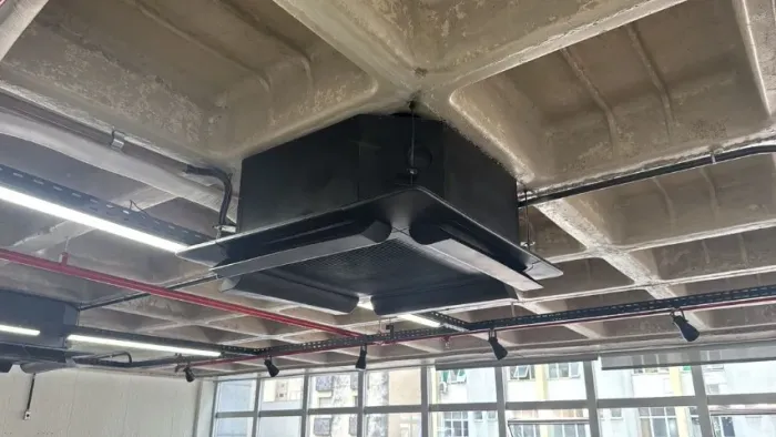 3 AR CONDICIONADOS HITACHI CASSETE 24.000 BTUs 220V TETO