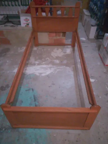 Cama madeira maciça sem estrado.