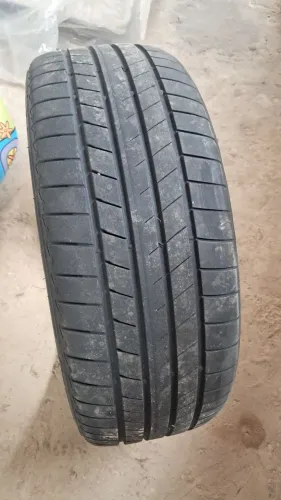 Pneu Bridgestone 235/45 R19 Excelente Estado