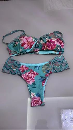 Biquini livreeleve floral, transpassado, tamanho P.