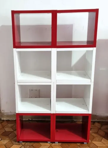 Estante de Nichos Vermelhos e Brancos