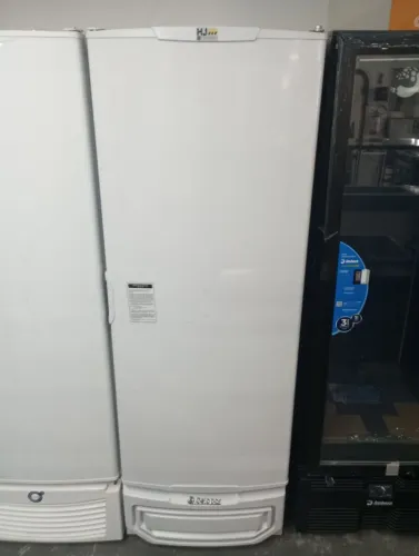 NZ. Freezer vertical 570L porta sólida Gelopar 