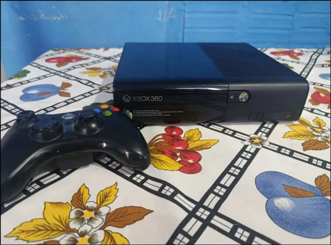 XBOX 360 SUPER SLIM BLOQUEADO (MODELO 1538) + 1 CONTROLE