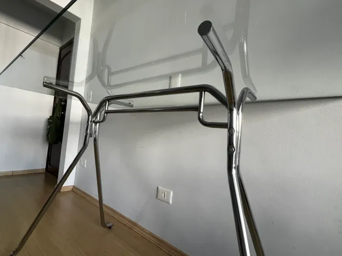 Mesa alta com pés cromados 