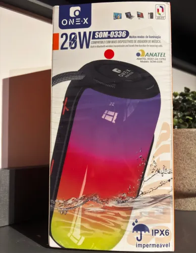 CAIXA DE SOM IMPERMEÁVEL COM ILUMINAÇÃO RGB