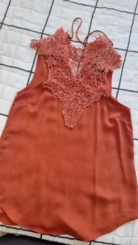 Blusa lisa com detalhe em renda