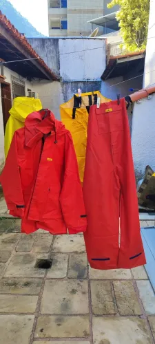 02 jogos de roupas impermeáveis ( macacão e jaqueta com capuz) veleiro barco