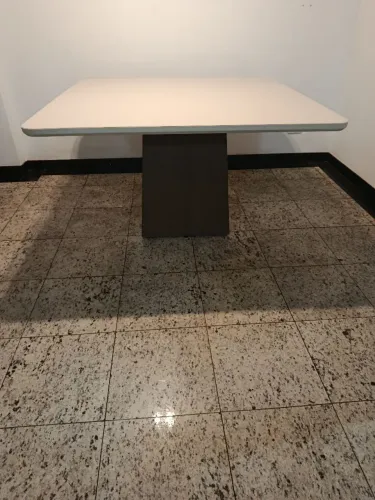 MESA EM MADEIRA E VIDRO LAQUEADO PARA 08 PESSOAS