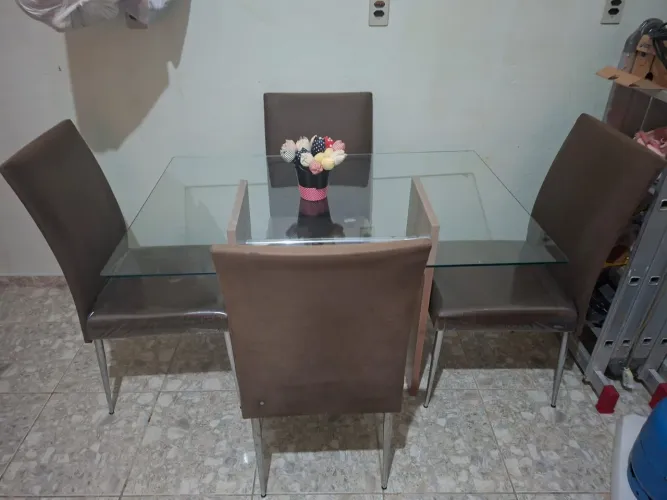 Mesa de jantar em vidro com 4 lugares