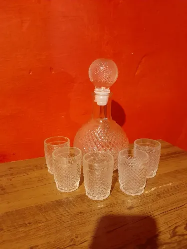 Garrafa licoreira de vidro 1 litro e 6 copos.