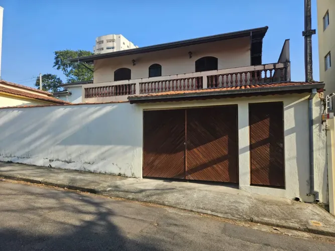 Sobrado para aluguel possui 150 metros quadrados com 4 quartos
