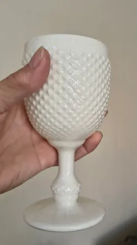 Taça antiga de opalina branca Bico de Jaca . Coleção / Vintage.