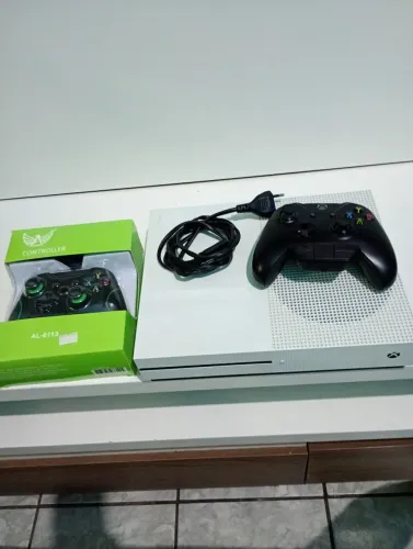 VENDO XBOX ONE S COM DOIS CONTROLES, UM COM DRT E UM NOVO COM CABO MAIS A CAIXA E JOGOS