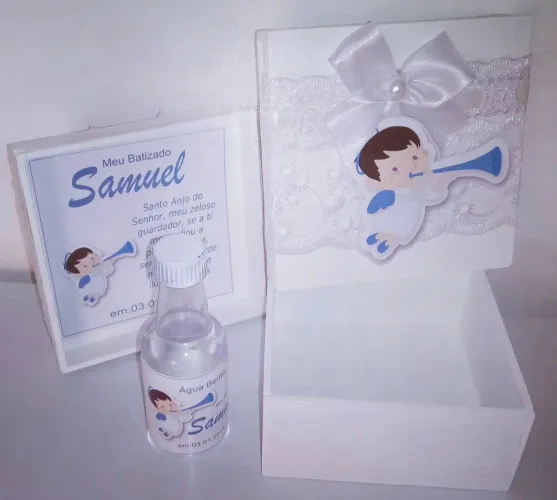 Lembrança de batizado: caixa decorada com água benta e terço. Wats. *