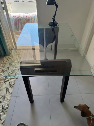 Mesa base de madeira maciça com tampo de vidro